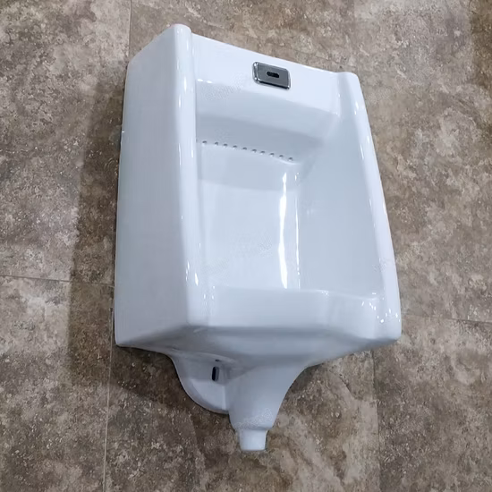 China Lieferant Keramik Sanitärkeramik Öffentlicher Ort Hotel Krankenhaus Wandbehang Männliches Urinal mit Sensor